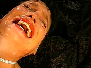 Fête orgie hardcore et sauvage. Sexe de groupe brûlant avec des