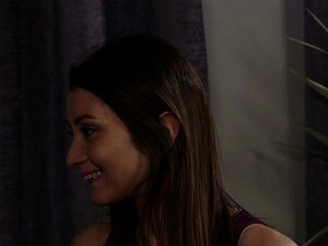 Étudiante italienne avec une éjaculation faciale léchée par son