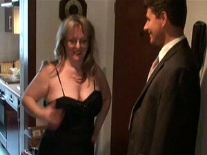 Une MILF amateur aux gros seins suce et baise avec du sperme sur ses