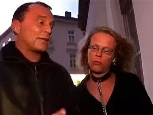 Laissez-vous emporter dans le plaisir ultime alors que deux soumis se