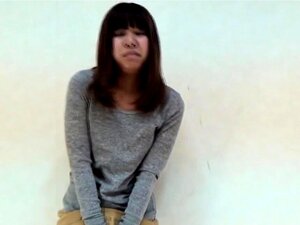 Une bombe asiatique pisse dans sa culotte