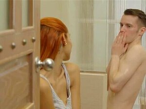 La mignonne rousse demi-sœur demande à son demi-frère de lui