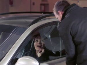 La plantureuse Anissa Kate baise son patron dans le parking