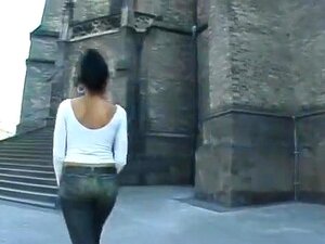 Salope cochonne écarte les jambes pour deux grosses queues