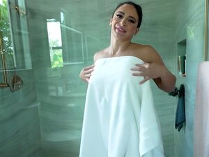 Belle Maman Me Surprend en train de Baiser sa demi-soeur et A Envie de