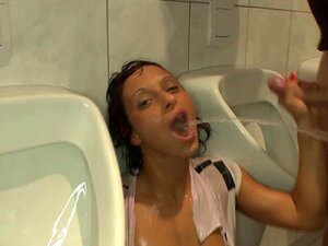 Salope se fait tremper la pisse. Salope se fait tremper la pisse par