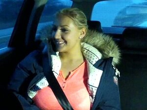 Une blonde amateur à gros seins baisée par derrière dans un taxi.