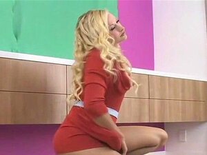 Les petites coquines baisent les plus gros godes-ceintures et