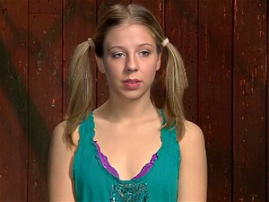 L'esclave blonde avec des couettes, Melody Jordan, est bâillonnée et