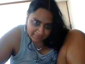 Une desi indienne joue avec sa chatte