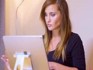 Clea Gaultier Naomi Bennet dans Honey I M Home, Description : Naomi