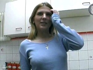 La blondasse avec piercing anal rase sa chatte pour toi. Prêt à te
