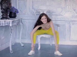 angel face cutie strip-tease - repose sur osirisporn_com.