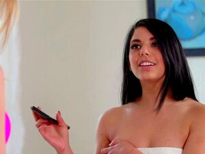 Chloe Scott se fait bouffer la chatte par Gina Valentina. Les yeux de