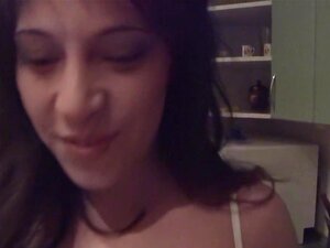Vidéo d'une fille sexy en lingerie et nue sur la queue, une fille