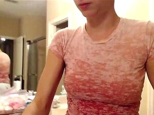 Lavage de cheveux et rasage de jambes et de chatte, c'est l'heure du
