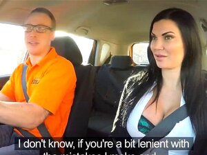 La nana à gros seins Jasmine Jae baise l'instructeur de conduite. La