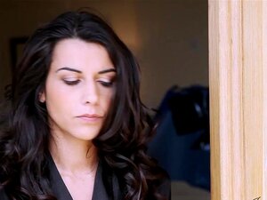 La femme sexy Lou Charmelle de JoyBear se régale d'une énorme bite