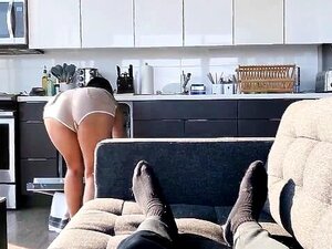 Une Asiatique exotique aux gros seins se fait baiser dans la cuisine