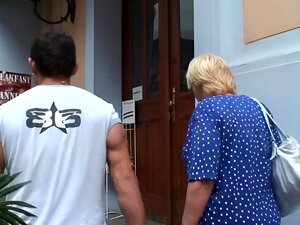 Découvrez le désir interdit d'une mamie de 80 ans qui fond pour les