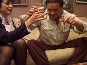 baise sophistiquée de brune poilue aux cheveux courts