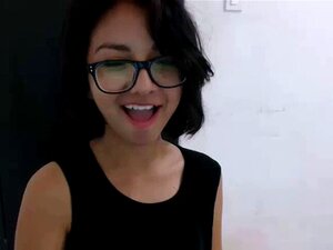 Camgirl mignonne brune montrant sa chatte et son cul sur nous