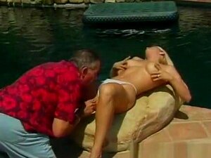 La pornstar incroyable Brooke Hunter dans le film de sexe en plein air