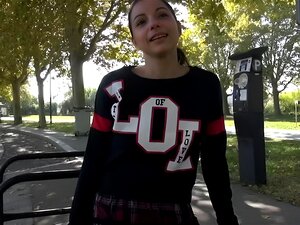 Première coulée anale pour une mignonne de 18 ans