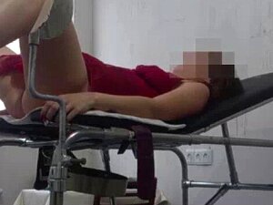 La fille en robe rouge chez le gynécologue. Examen complet Des