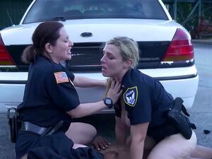 Les gros seins dominent un mec noir innocent. Ces MILFs perverses ne