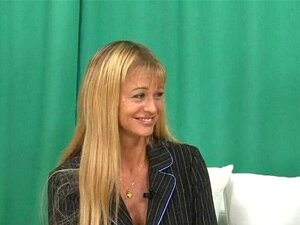 Des femmes habillées rasant un homme nu touffu et chevauchent le