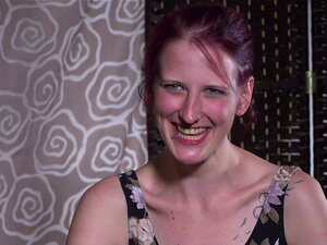 Esclave rousse déshonorée en plein air. L'esclave rousse Rija Mae en