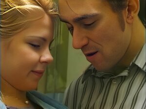 Une blonde poilue très mignonne le prend comme une championne !