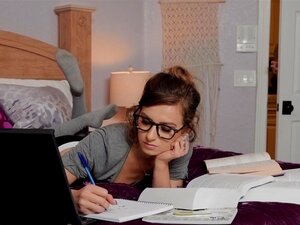 La mignonne rusée à lunettes a surpris son demi-frère en train de