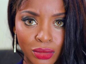 La salope brune Jasmine Webb baise une bite dure comme la pierre.