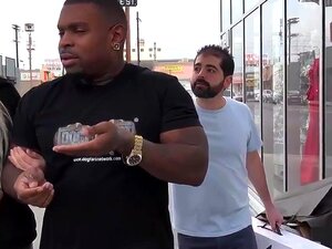 Un cocu regarde Brooke Summers prendre sa première bite noire