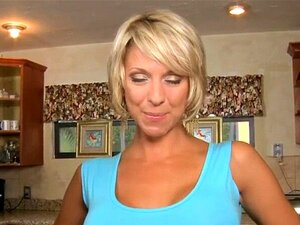 Baise dure pour une MILF chaude. Une babe mature gémit de plaisir