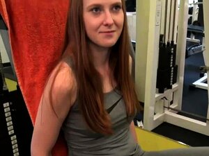 Cette chaude rousse trompe son homme à la salle de sport en donnant
