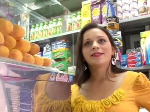 Une vendeuse latina aux gros seins veut faire du porno