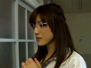 Salope asiatique en lunettes avale une grosse bite pour une éjac