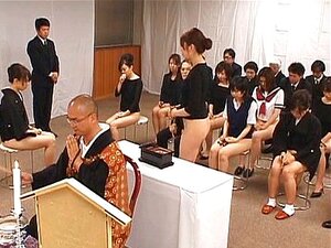 Les filles asiatiques vont à l'église à moitié nues
