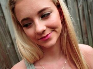 Une petite tourneuse au gros cul baise une énorme bite. Le mec a