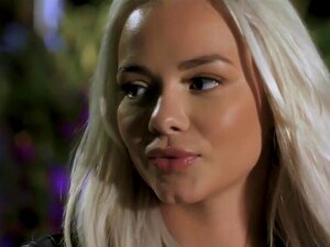 L'insatiable Elsa Jean se fait cracher par deux grosses queues noires