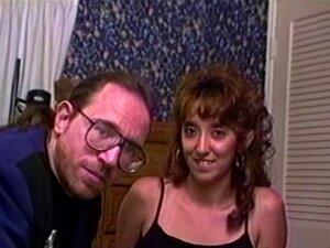Une amateur latina rétro goûte le sperme d'un homme plus âgé. Une