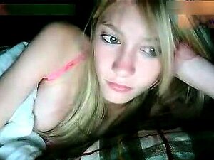 Découvrez le plaisir ultime avec notre jolie blondinette sur webcam.