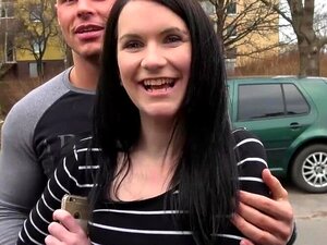 Brune infidèle laissée nue dans la rue avec du sperme sur l'abdomen