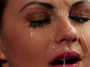 La plieuse sexy reçoit une éjaculation faciale en mangeant tout le