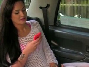 La brune sexy Sasha échange du sexe contre un péage de taxi. La