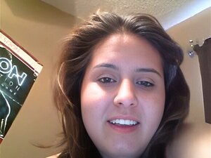 Une latina ronde et poilue se masturbe en webcam