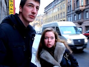 Après la douce fellation, une sale garce reçoit un sexe passionné